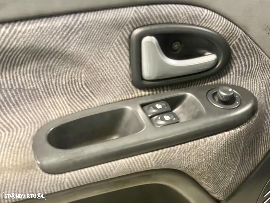 Renault Clio 1.2 RXE - 12