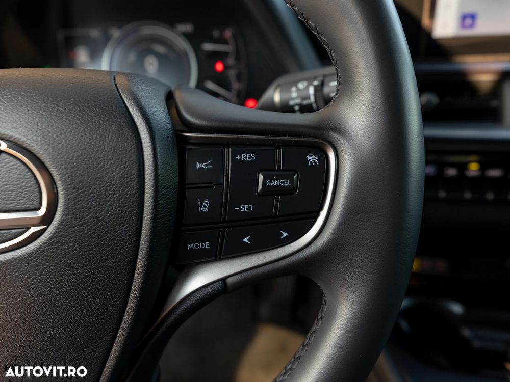 Lexus UX 250h (E-FOUR) F SPORT - 15