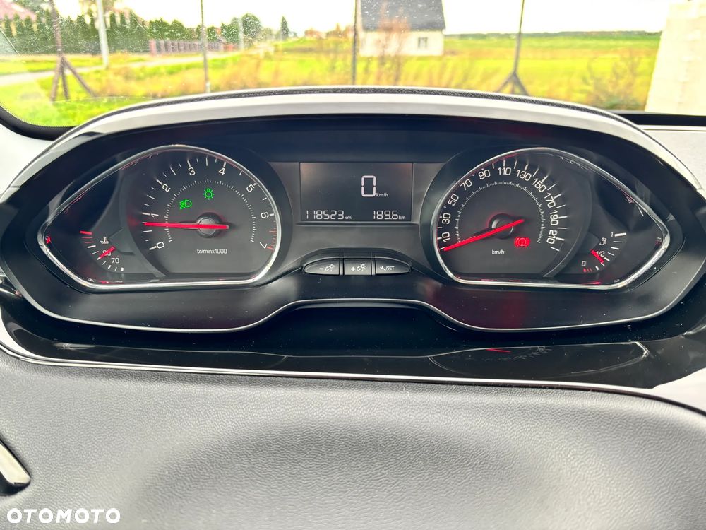 Peugeot 208 - 10