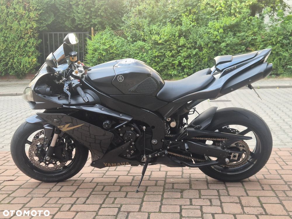 Yamaha R1 - 25