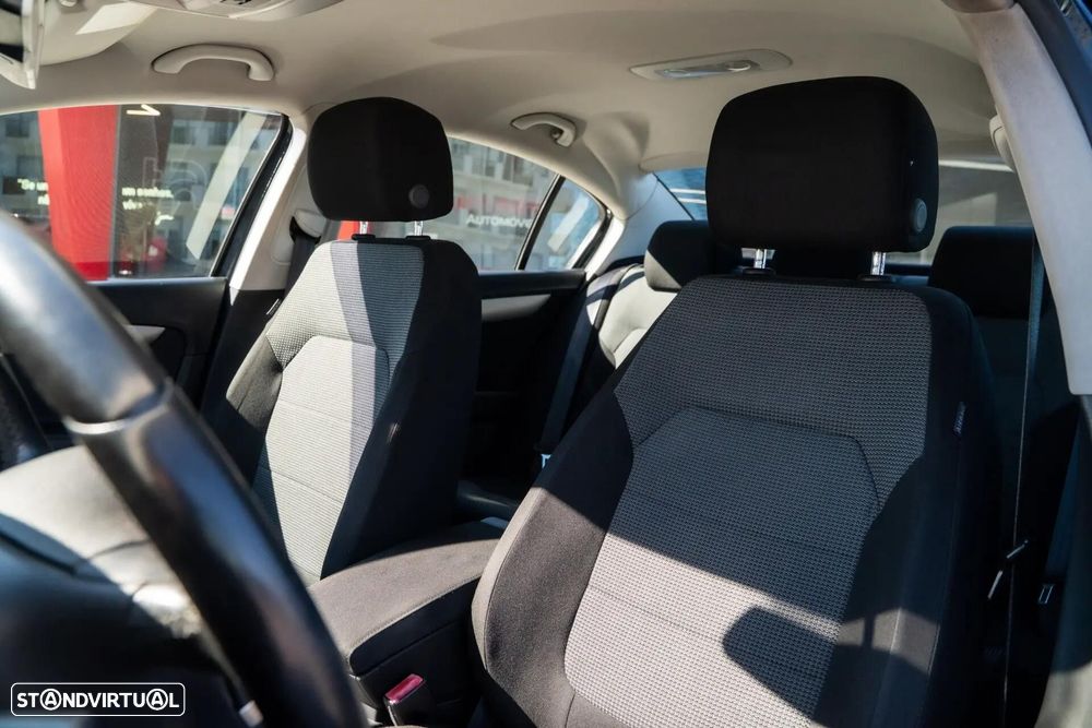 VW Passat 1.6 TDI Confortline - 19