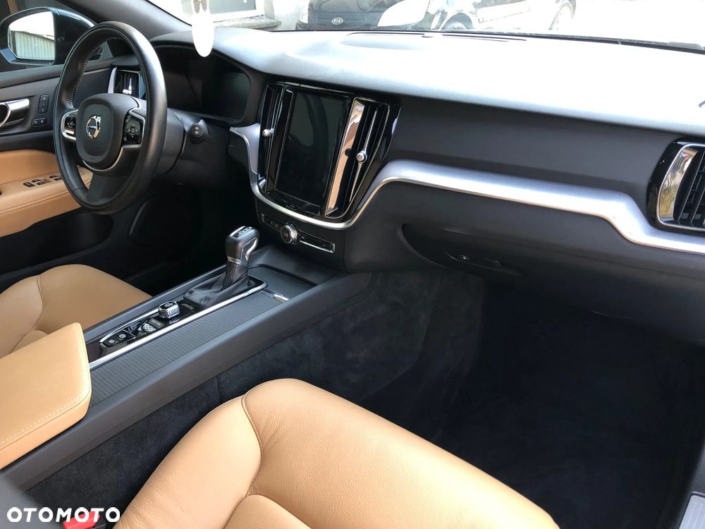 Volvo V60 T6 AWD Momentum Pro - 35
