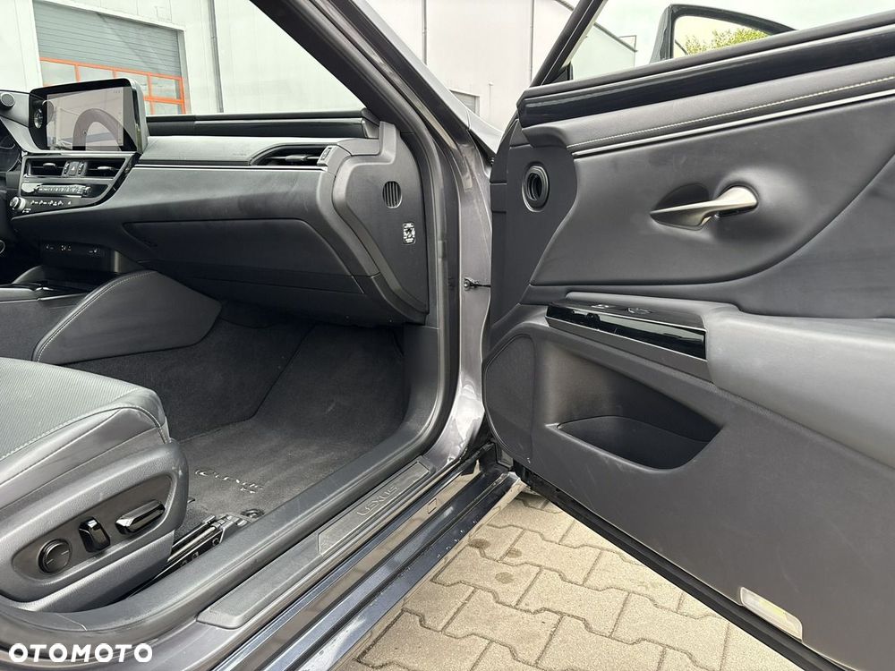 Lexus ES 300h Business Edition - 17