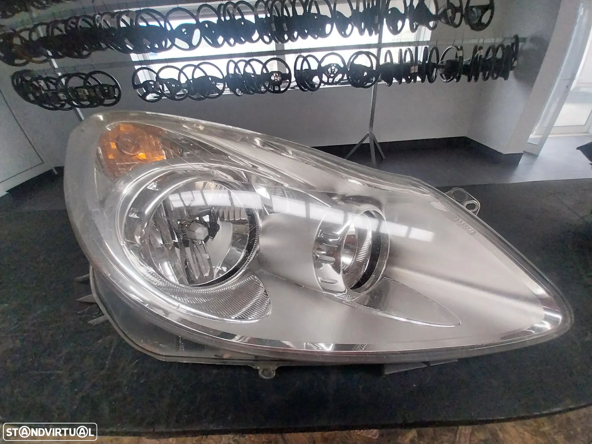 Farol frente direito Opel Corsa D Ref: GM13186382 - 1