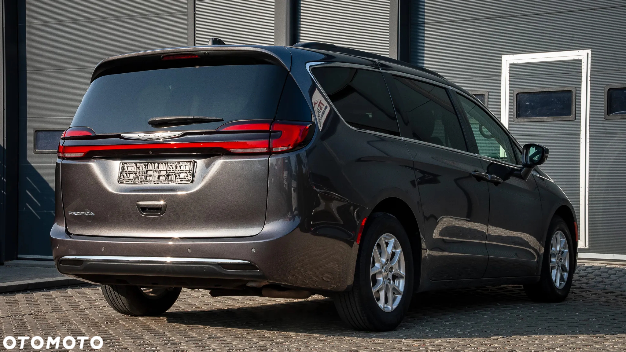 Chrysler Pacifica - 4
