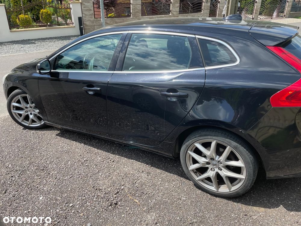 Volvo V40 D2 R-Design - 3