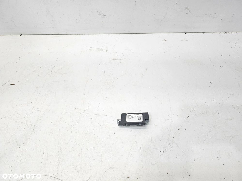 WZMACNIACZ ANTENY AUDI A3 8P LIFT 3-DRZW 8P3035225B - 1