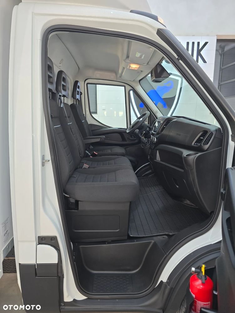 Iveco DAILY 35C16 / 50C16 KONTENER 8PALET WINDA DHOLLANDIA 750Kg 41Tyś km SERWIS ASO IVECO DO OSTATNIEGO Km STAN NOWY NOWY NOWY NA GWARANCJI BOGATA OPCJA WYPOSAŻENIA ASYSTENTY KIEROWCY TEMPOMAT KLIMA KAMERA COFANIA FOTEL KIEROWCY PNEŁMATYCZNY - 35