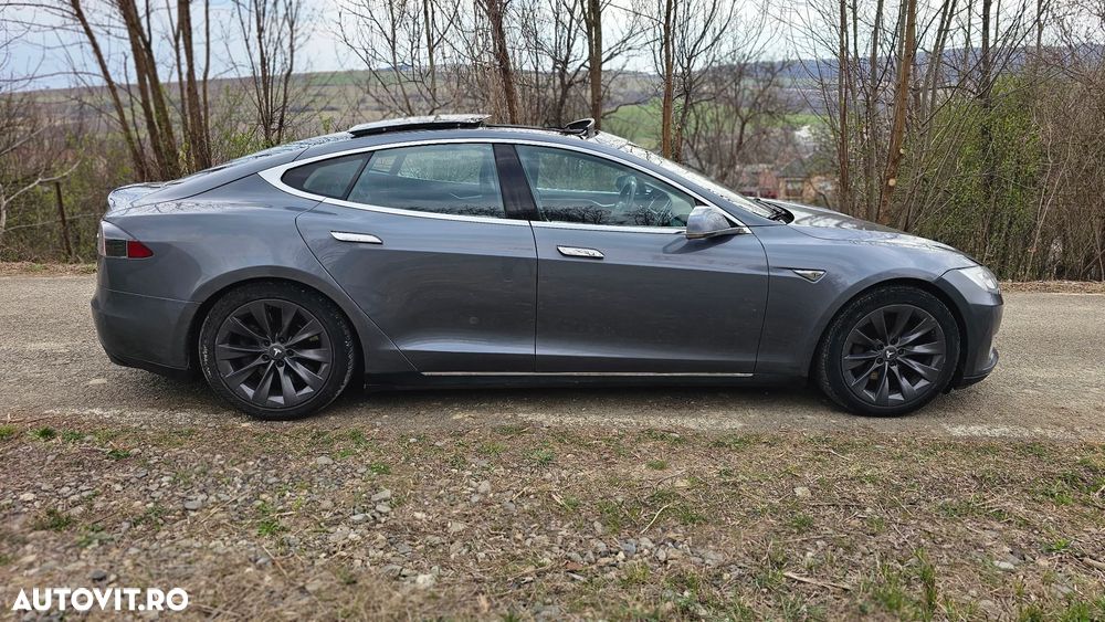 Tesla Model S - 3