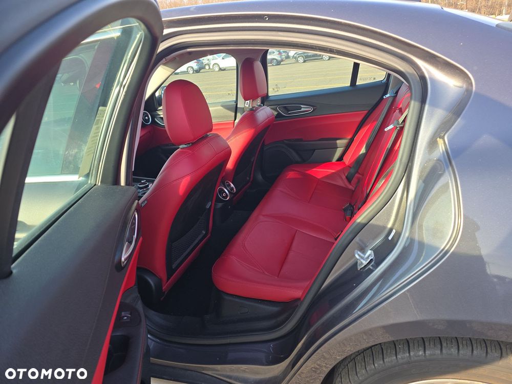 Alfa Romeo Giulia 2.0 Turbo 16V AT8-Q4 Ti - 12