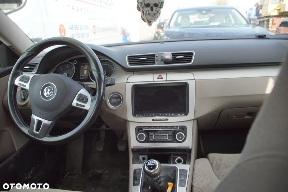 Auto na części - Volkswagen Passat B6 Lift 1.6 TDI 105 KM CAYC MDM LC8Z 2010R Silnik Skrzynia Drzwi Maska Błotnik Zderzak Lampa Lusterko Klamka Szyba Deska Kokpit Sterownik Moduł Czujnik Licznik Wyświetlacz Panel Kierownica - 15