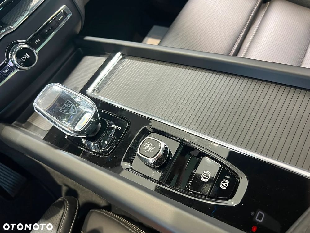 Volvo XC 60 T8 Plug-In Hybrid AWD Plus Black Edition - 27
