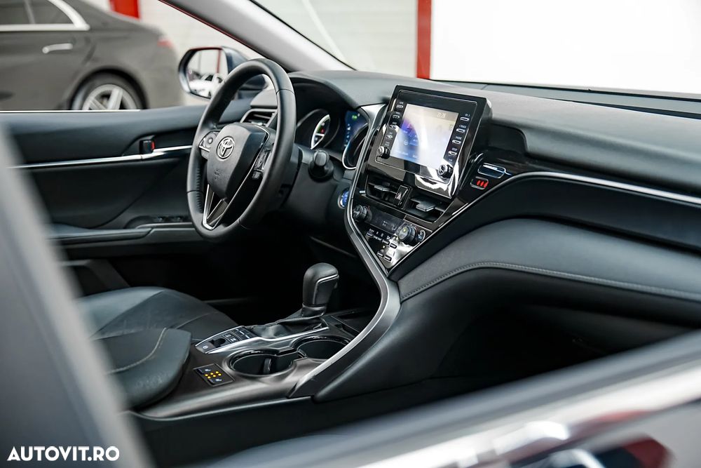 Toyota Camry Luxury - 14