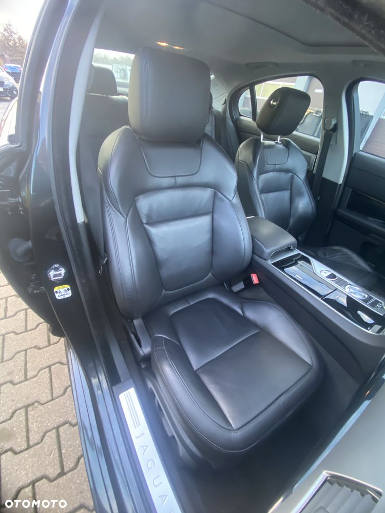 Jaguar XF 2.2 D Luxury - 13