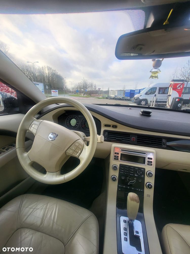 Volvo V70 2.5T Momentum - 2