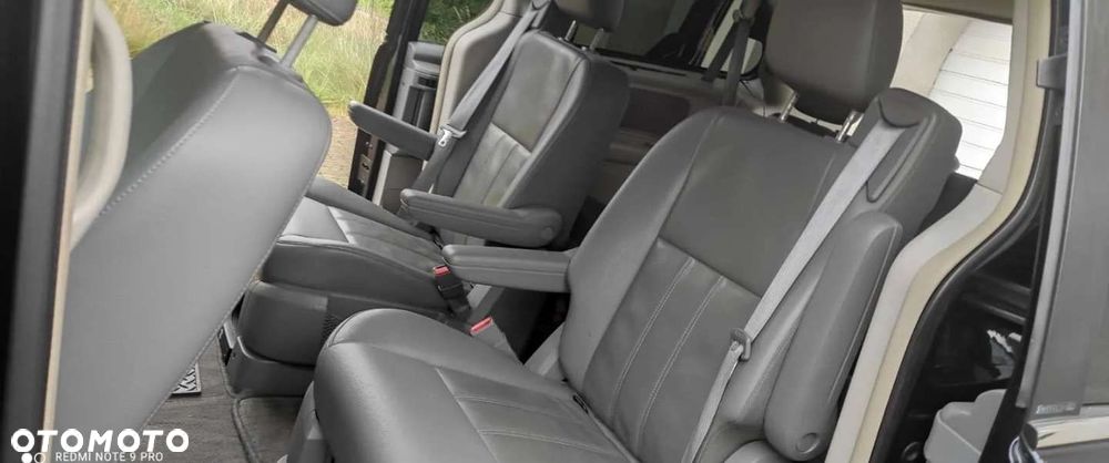 Chrysler Town & Country - 7