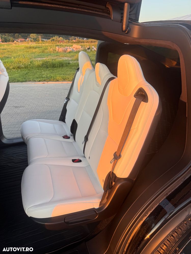 Tesla Model X - 13