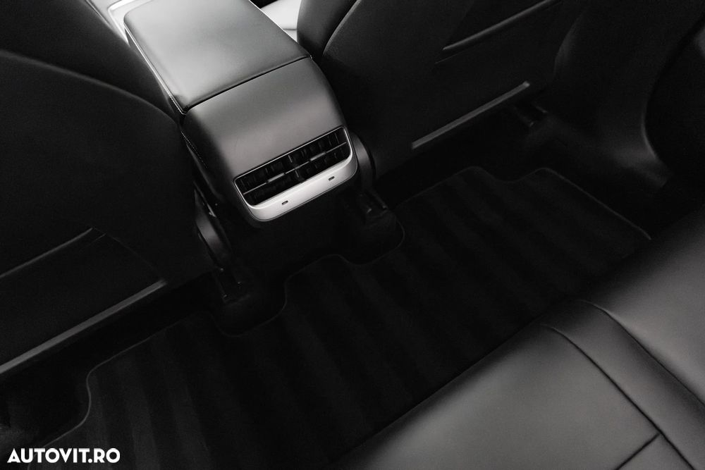 Tesla Model Y Long Range AWD - 27