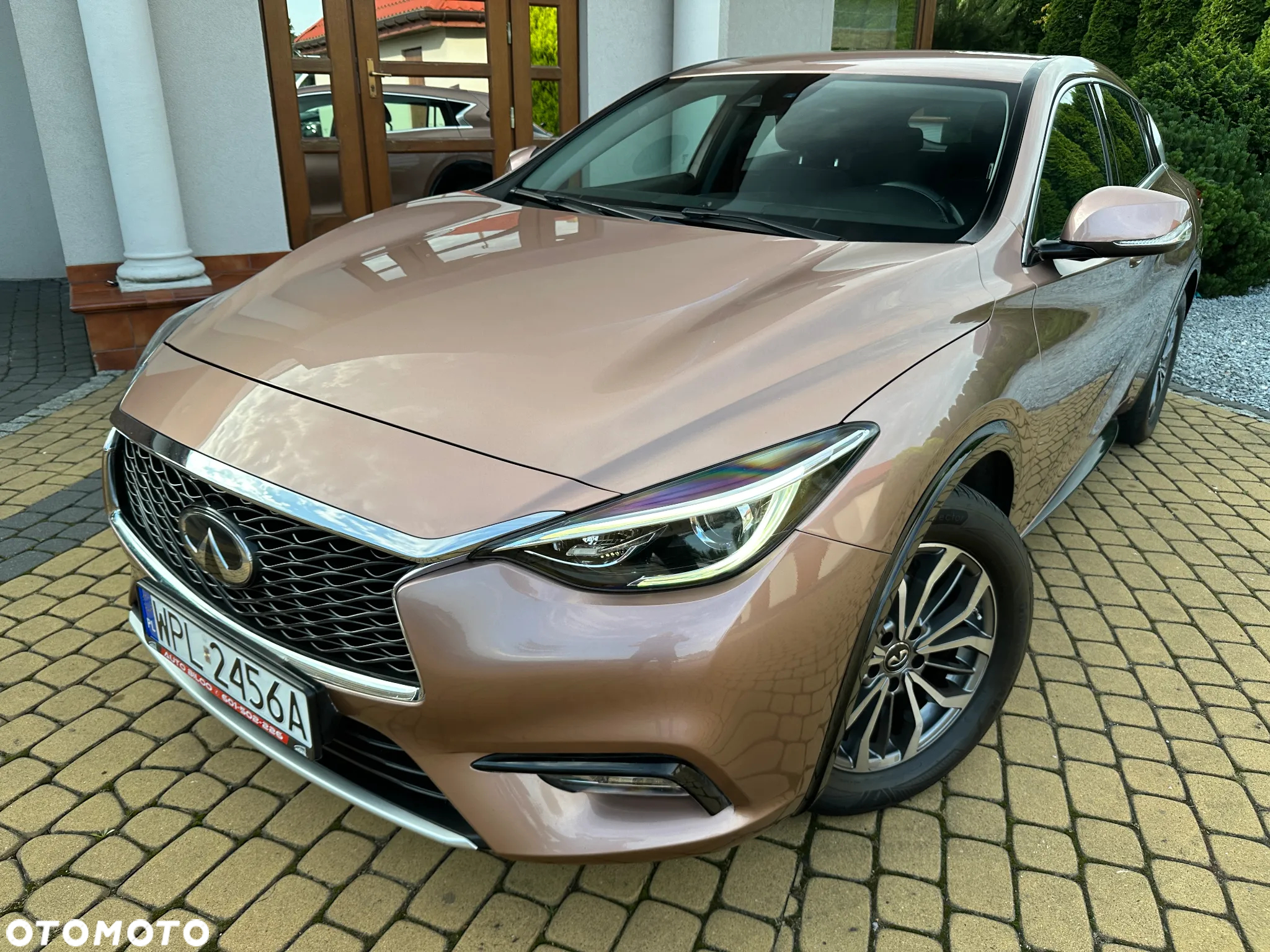 Infiniti Q30 1.5d Premium Tech Cafe Teak - 2