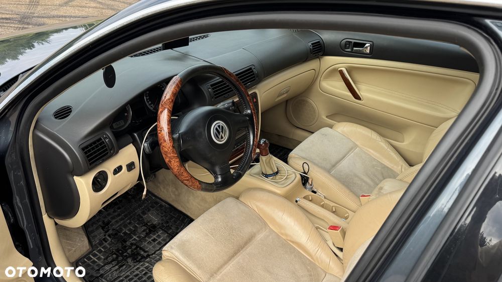 Volkswagen Passat 2.8 V6 4Mot Highline - 8