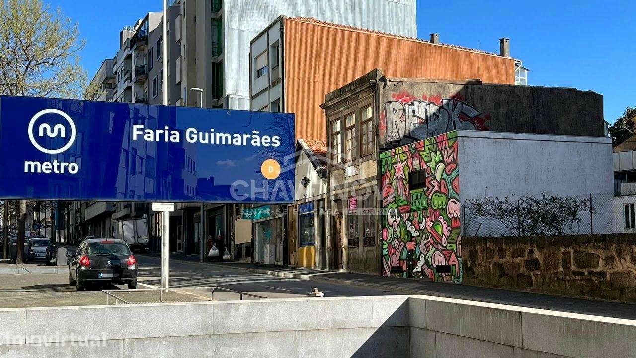 Prédio Habitacional p/ Recuperar no Porto - Grande imagem: 2/3