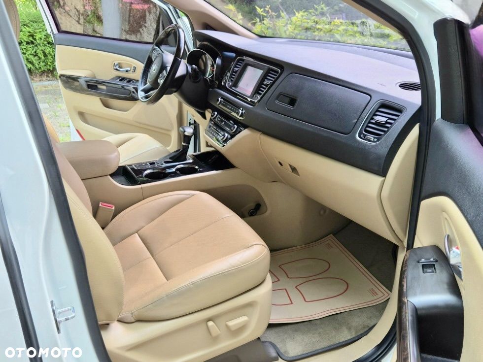 Kia Carnival - 17