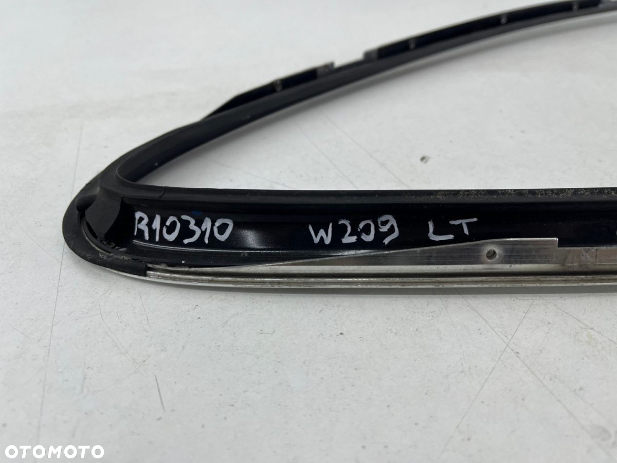 Listwa Mercedes CLK W208 C208 coupe 97-02r. lewa tylna zewnętrzna ozdobna szyby bocznej karoseryjnej - 13