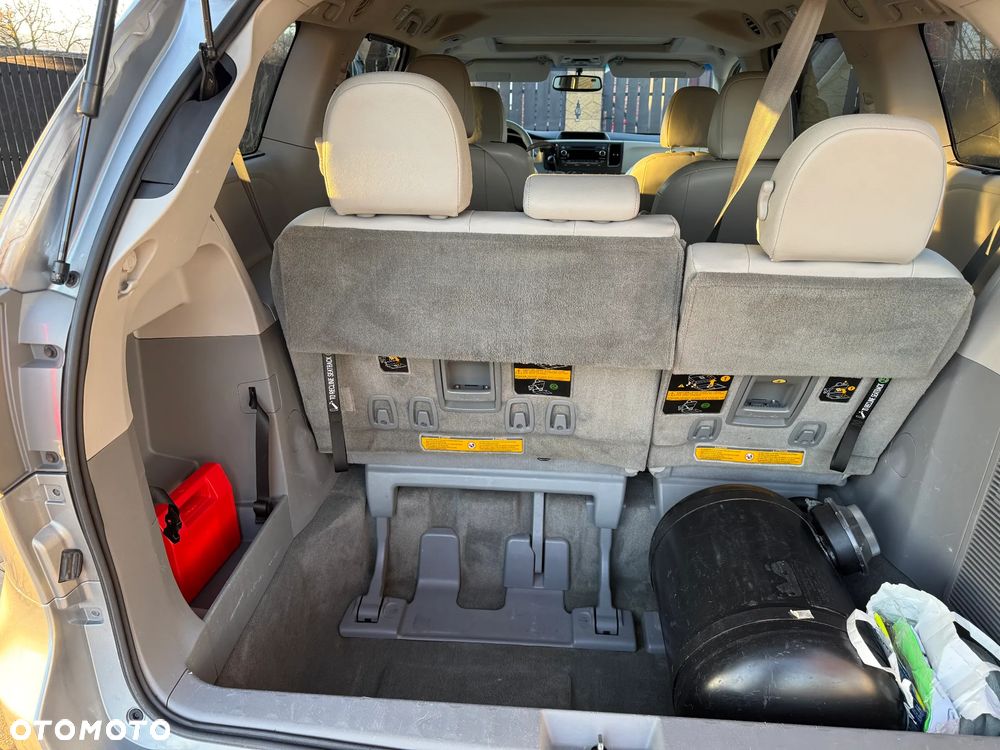 Toyota Sienna - 11