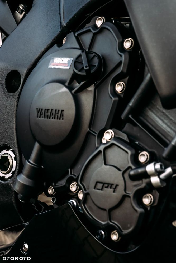 Yamaha R1 - 8