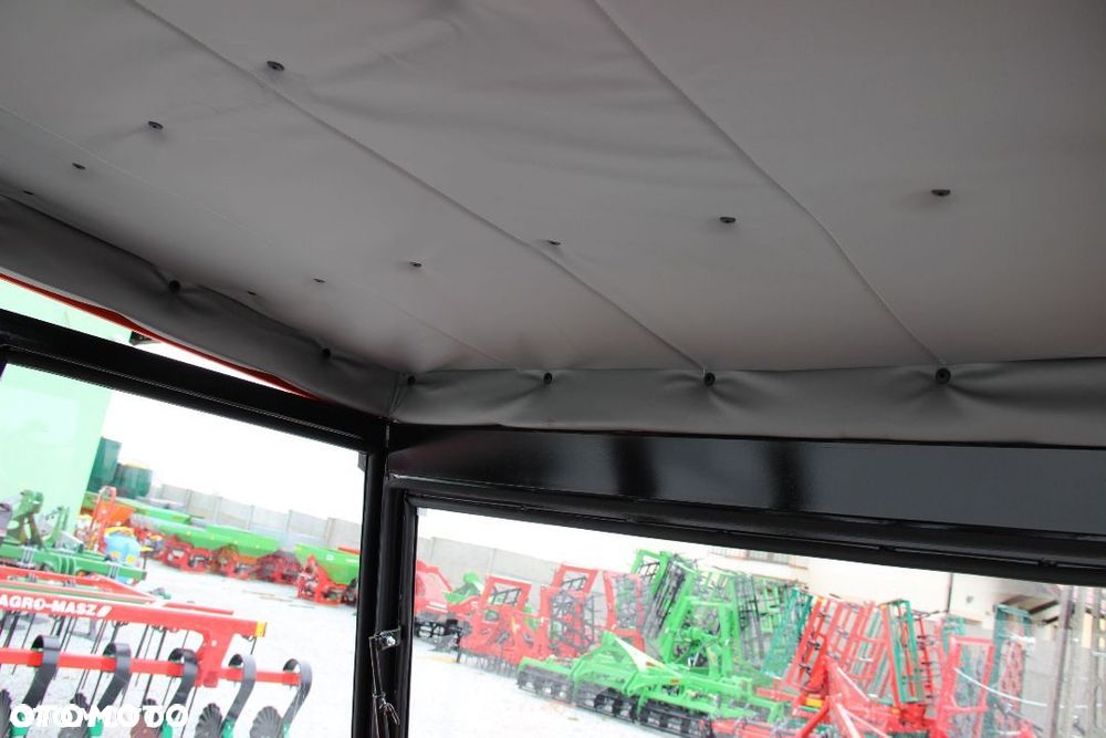 Kabina ciągnikowa do ciągnika MF 235 255 LUX z błotnikami CE - 7