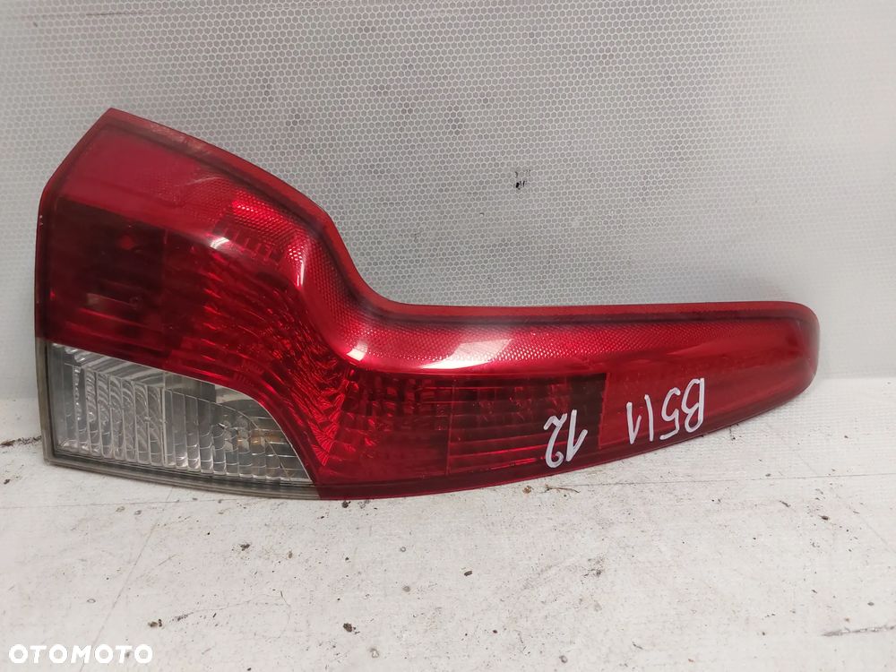 .  LAMPA TYL TYLNA LEWA VOLVO V50 LIFT