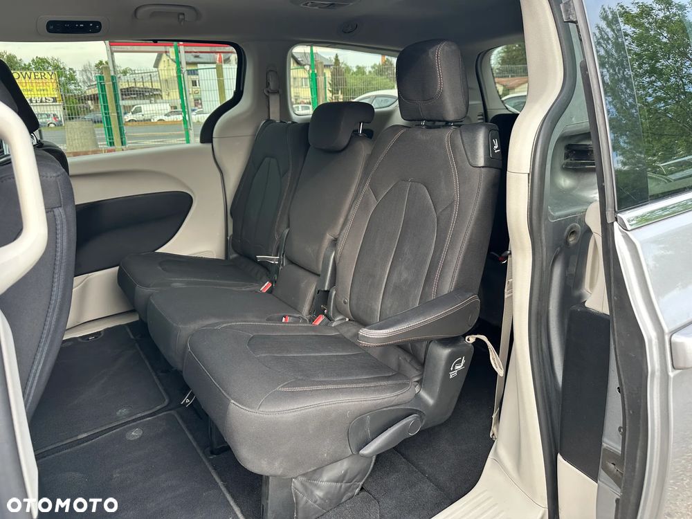 Chrysler Pacifica - 32