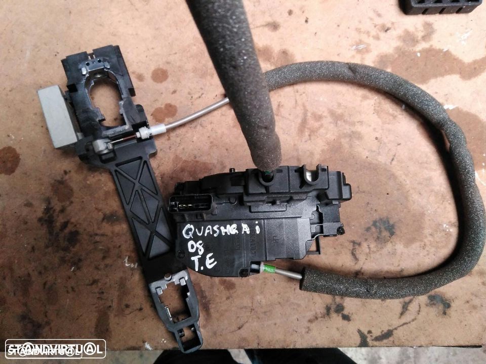 NISSAN QASHQAI J10 FECHADURA TRAS ESQ - 1