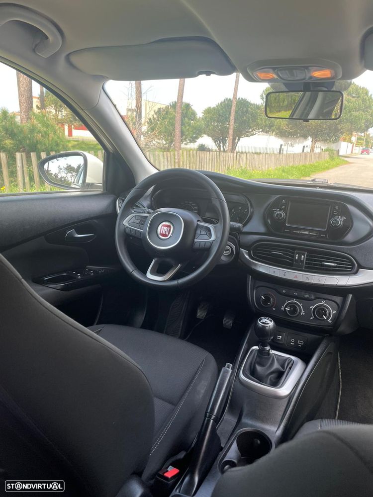 Fiat Tipo Station Wagon 1.6 M-Jet Lounge - 23