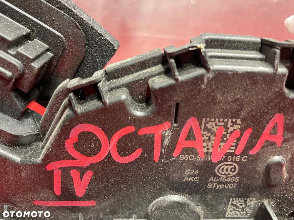 Octavia IV  zamek drzwi przód prawy B6C5TB837016C - 2