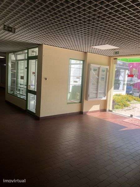 Arrendo loja frente metro Odivelas/ Aceito proposta de compra - Grande imagem: 4/12