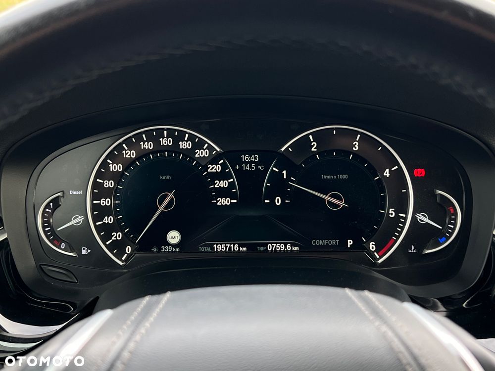 BMW Seria 5 520d xDrive Luxury Line sport - 28