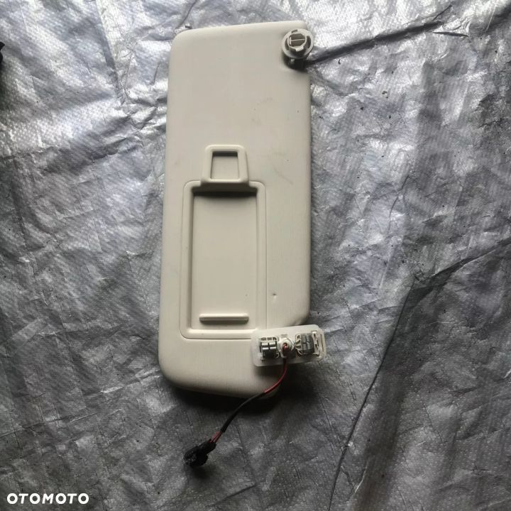 PASSAT B8 DASZEK SLONEcznik prawy caly ladny