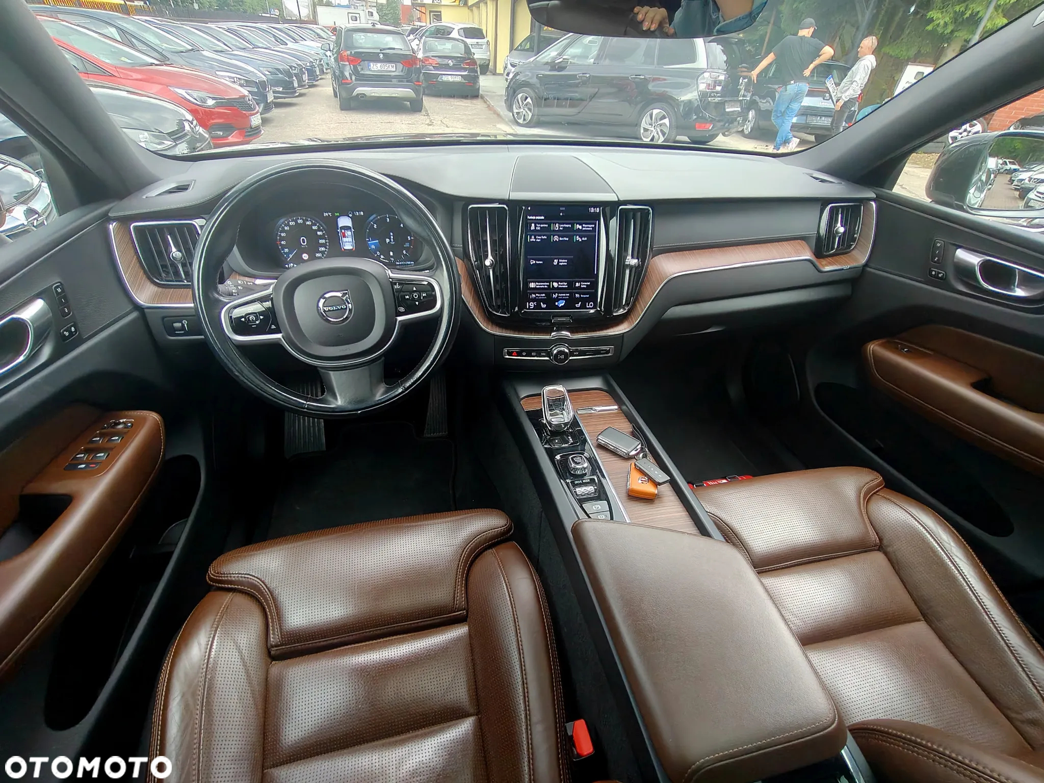 Volvo XC 60 B4 D AWD Geartronic Momentum Pro - 11