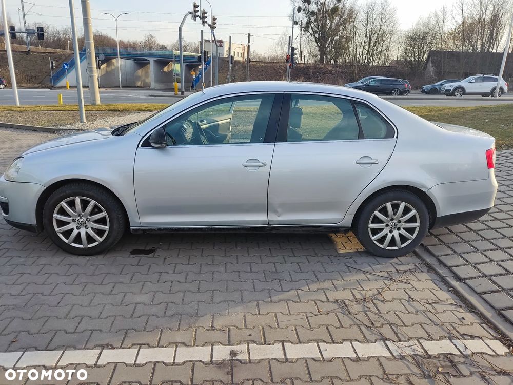 Volkswagen Jetta 1.9 TDI Comfortline DSG - 4