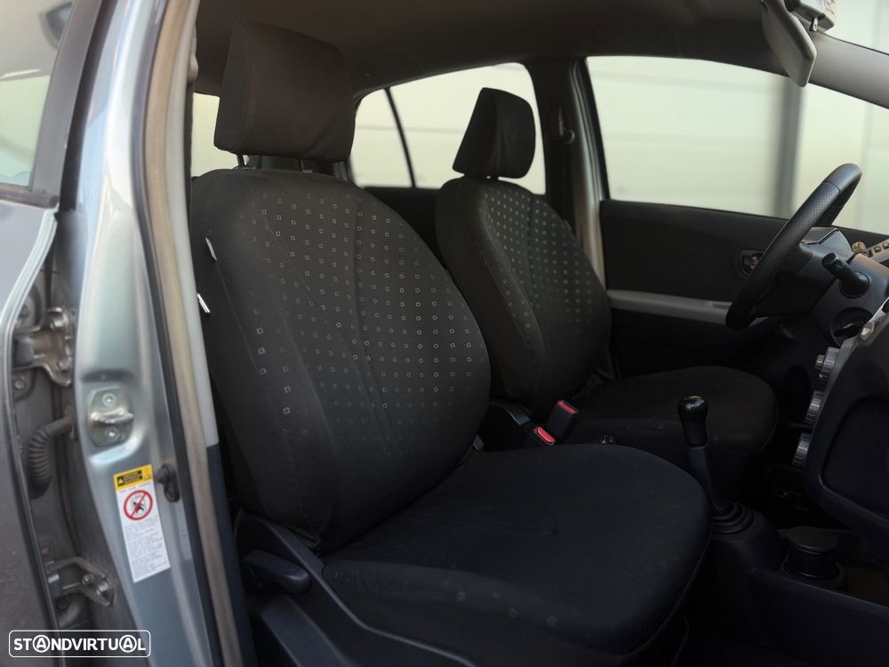 Toyota Yaris 1.3 VVT-i Sol AC+VSC - 11