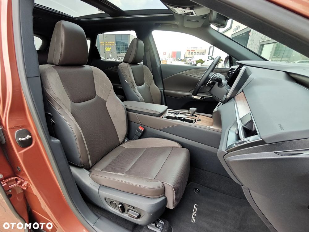 Lexus RX 450h+ Omotenashi - 14
