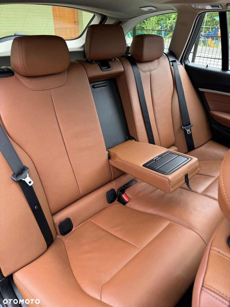 BMW Seria 3 320d Touring xDrive Luxury Line - 26