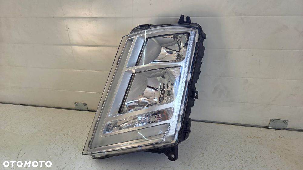 Lampa przednia reflektor H7 Volvo FH4 22239219 - 2
