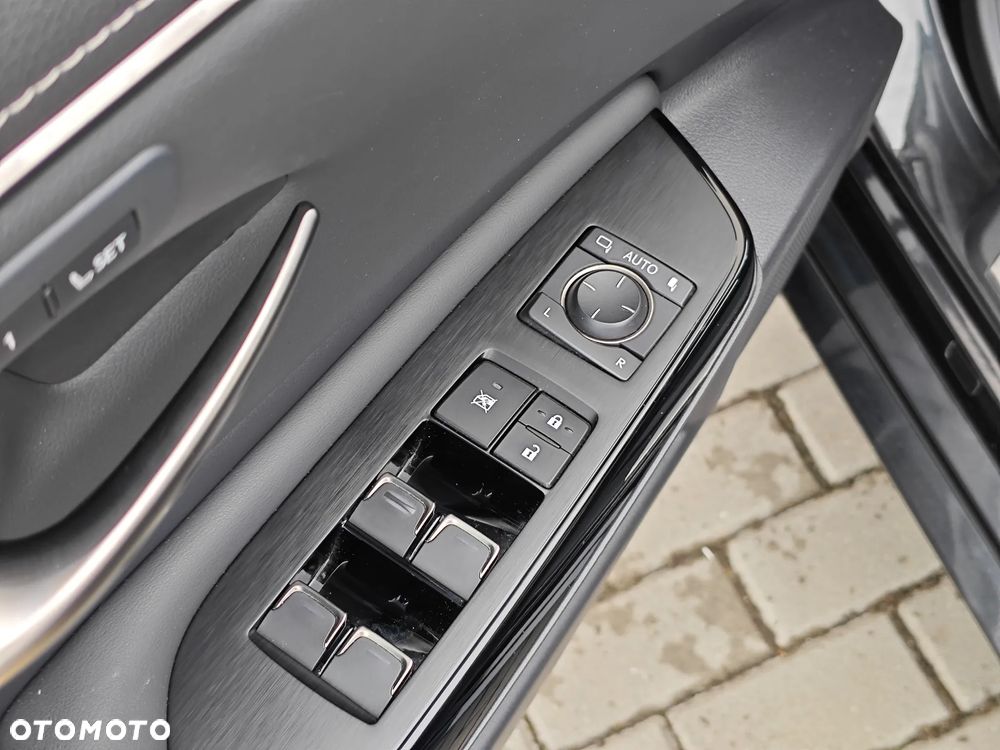 Lexus ES 300h F Sport Edition - 24