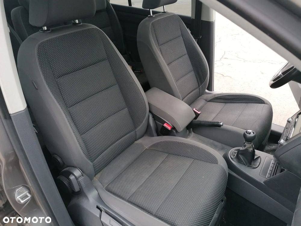 Volkswagen Touran - 16