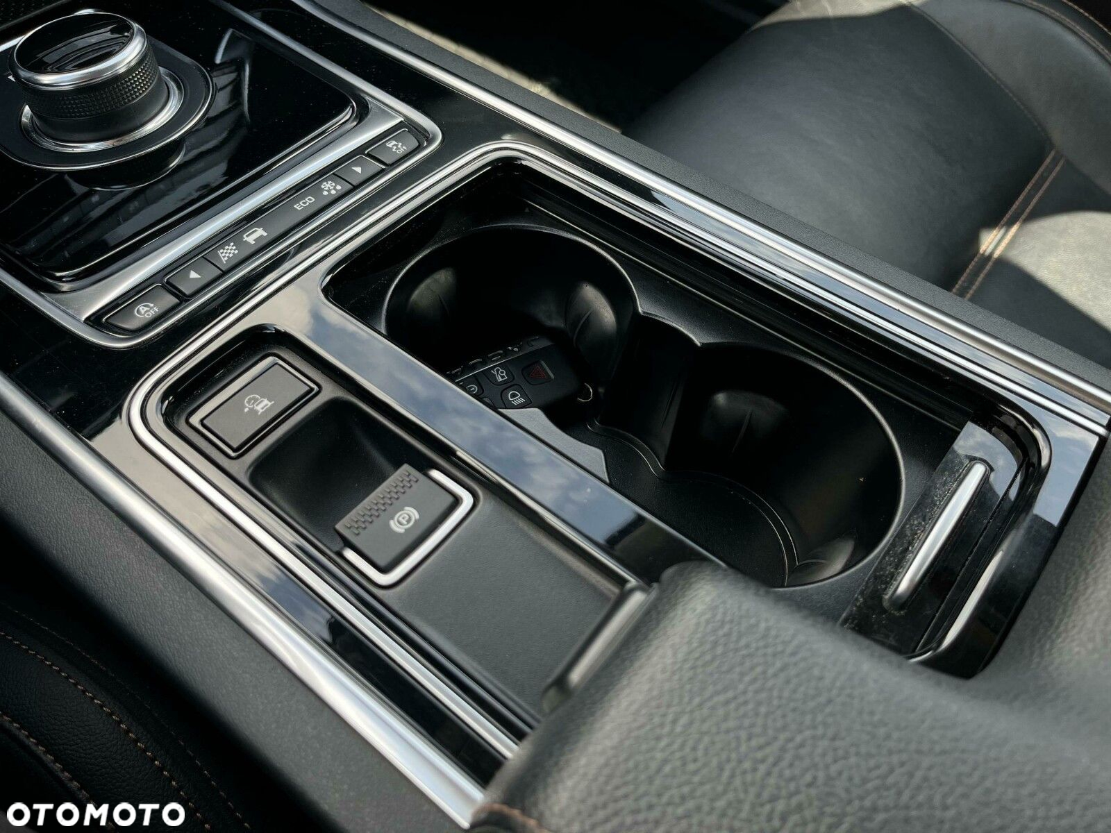 Jaguar XE 2.0 T Portfolio - 29