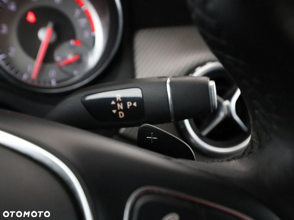 Mercedes-Benz GLA 200 7G-DCT - 30