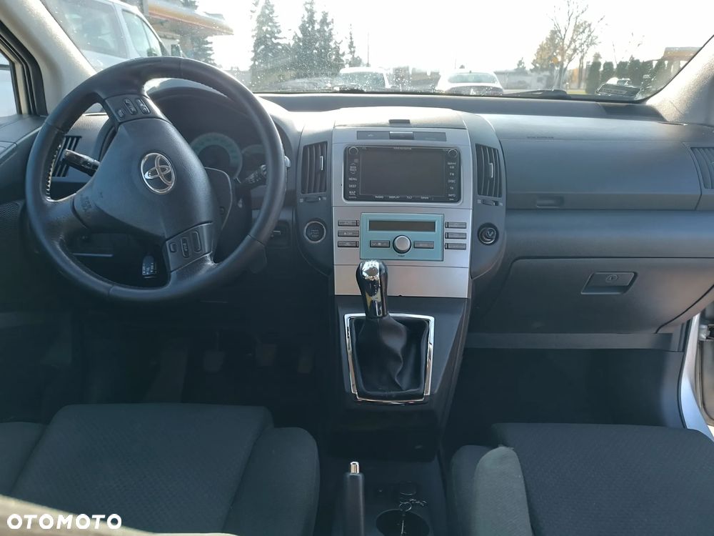 Toyota Corolla Verso - 3