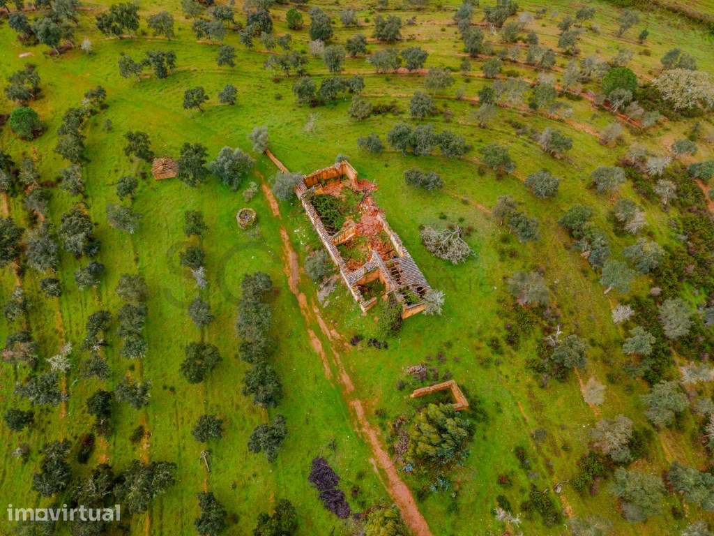 Herdade com moradia para recuperar [ barragem e ribeiro ] - Grande imagem: 2/60